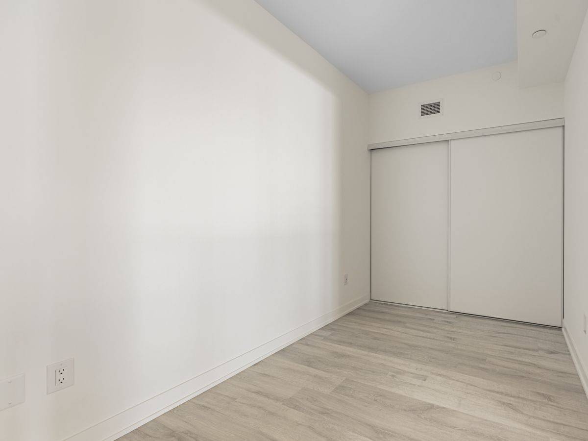 Mississauga, ON L5H 0A9,220 Missinnihe WAY #808