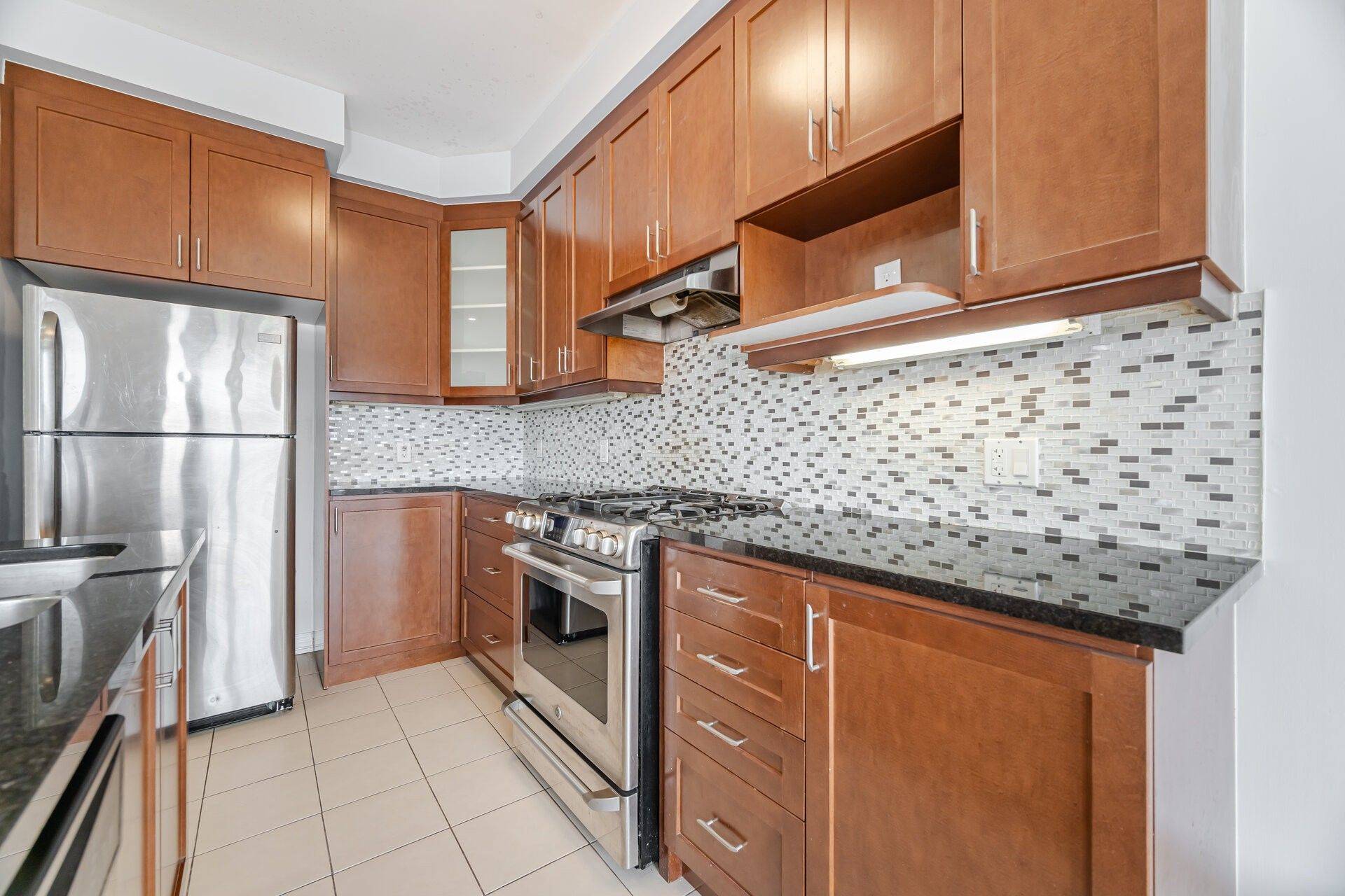 Brampton, ON L6Y 2Z7,240 Sky Harbour DR