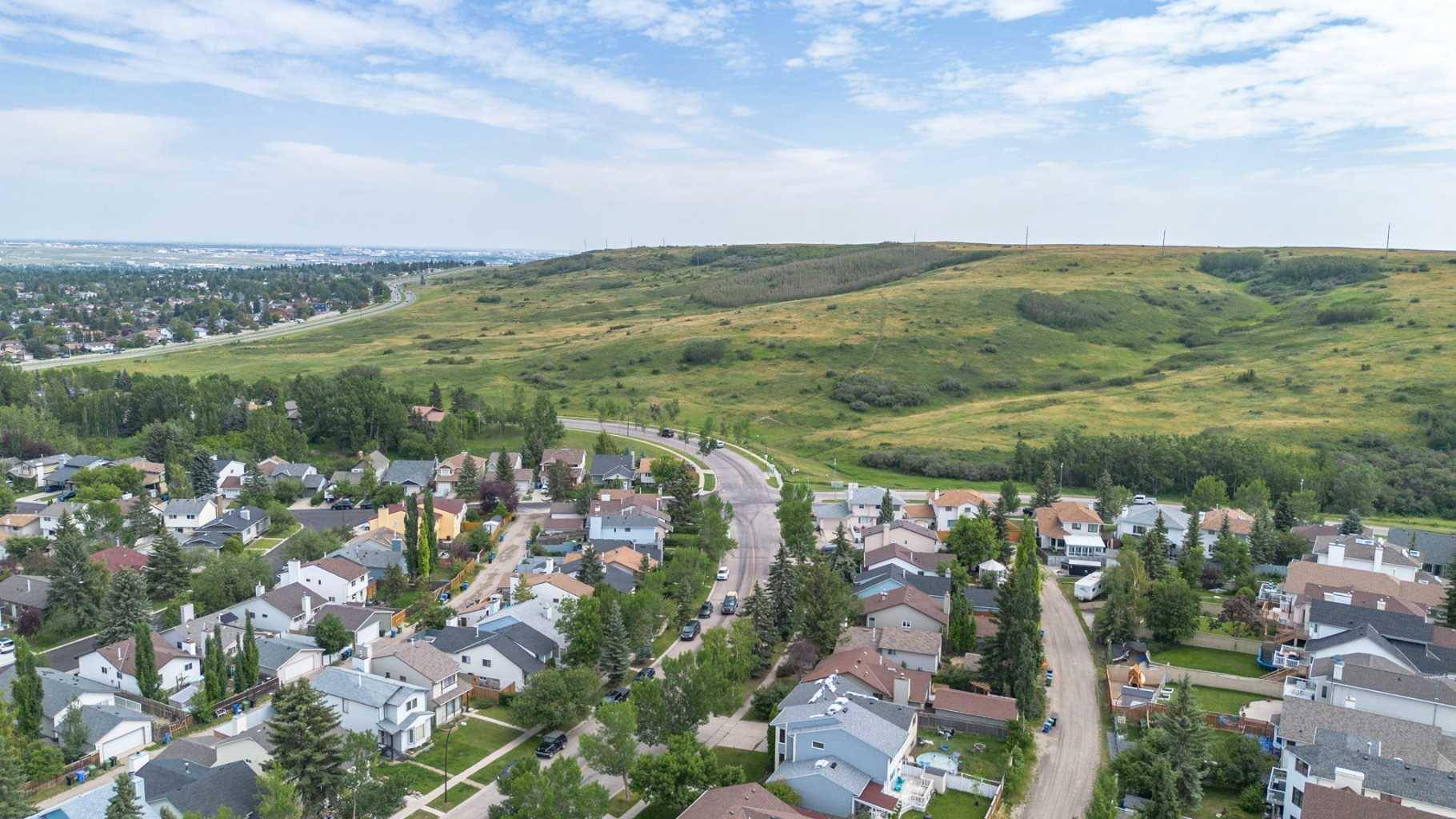 200 Macewan Glen DR Northwest, Calgary, AB T3K 2G4