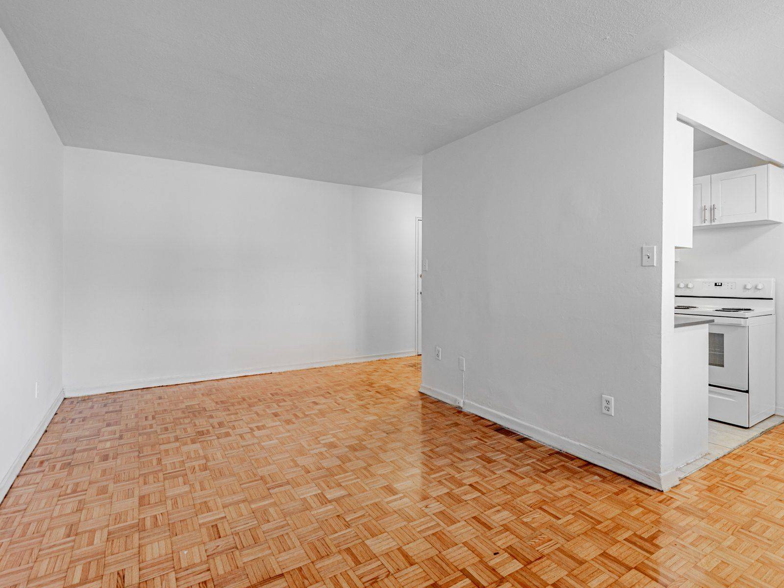 Richmond Hill, ON L4C 2K2,165 Colborne AVE #202