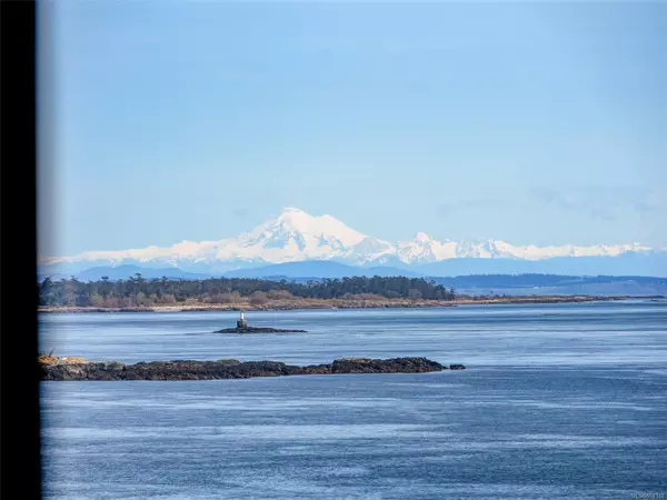 Oak Bay, BC V8S 5G7,2747 Satellite St #200