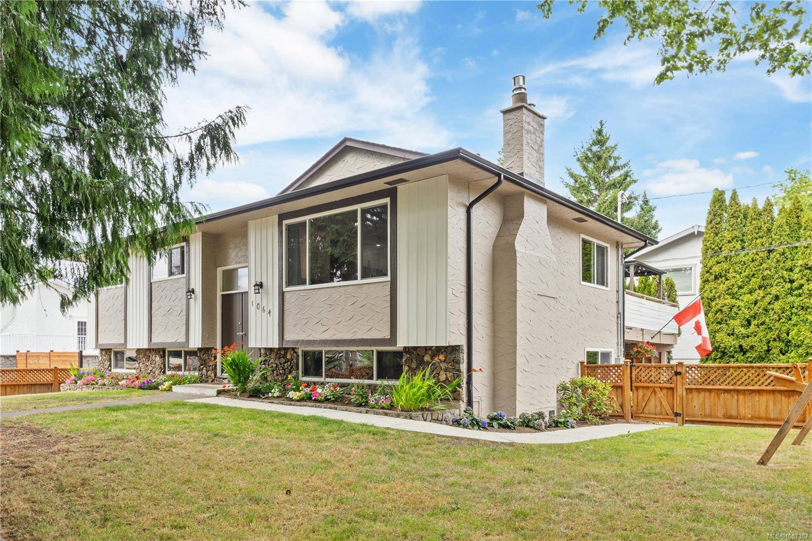 1064 Verdier Ave, Central Saanich, BC V8M 1E6