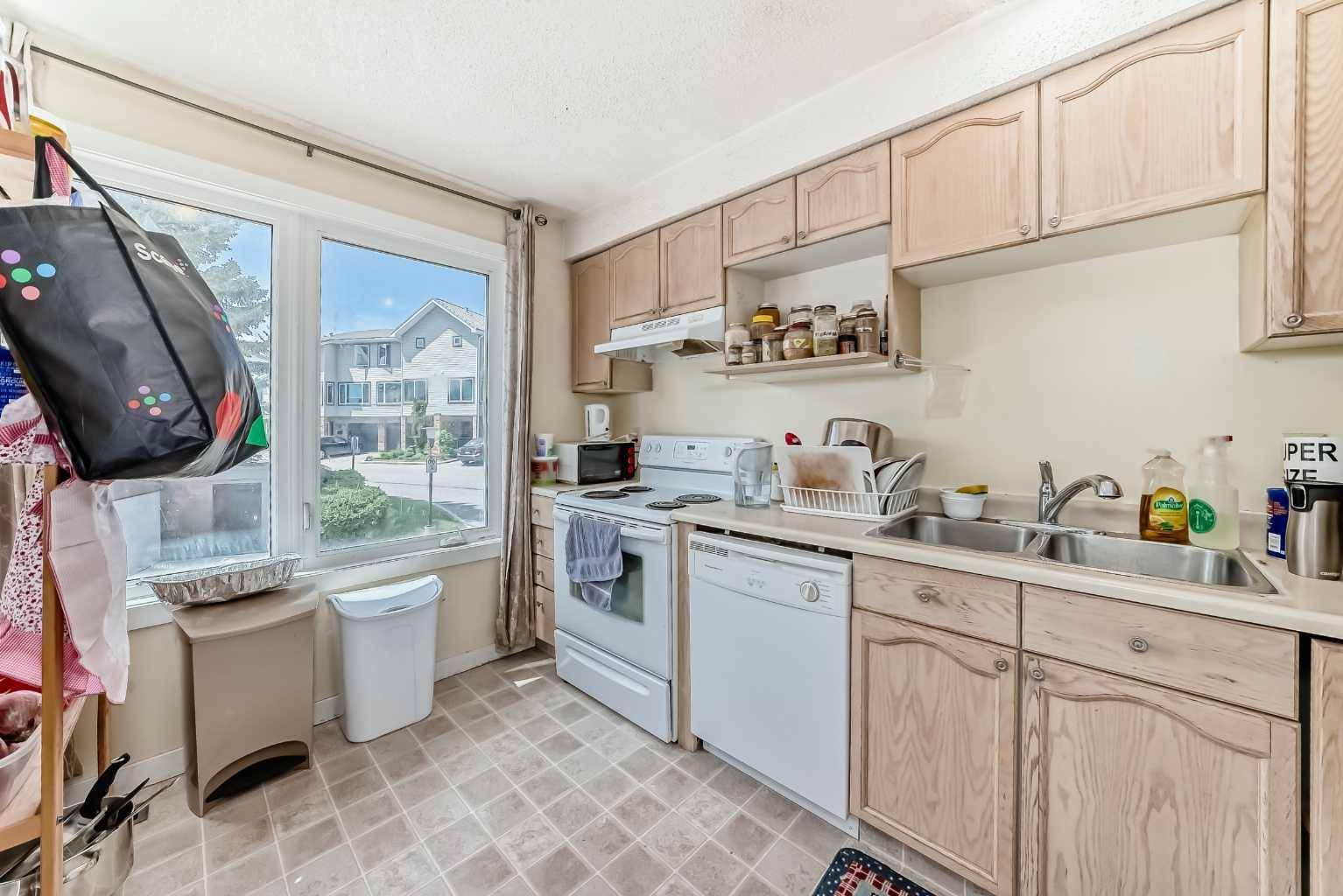Calgary, AB T3H 2V9,12 Coachway GDNS Southwest