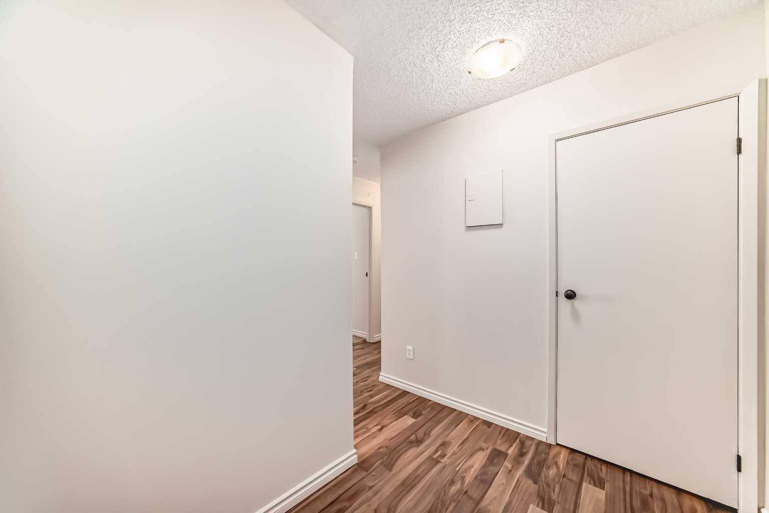 Calgary, AB T2V0G9,617 56 AVE SW #213