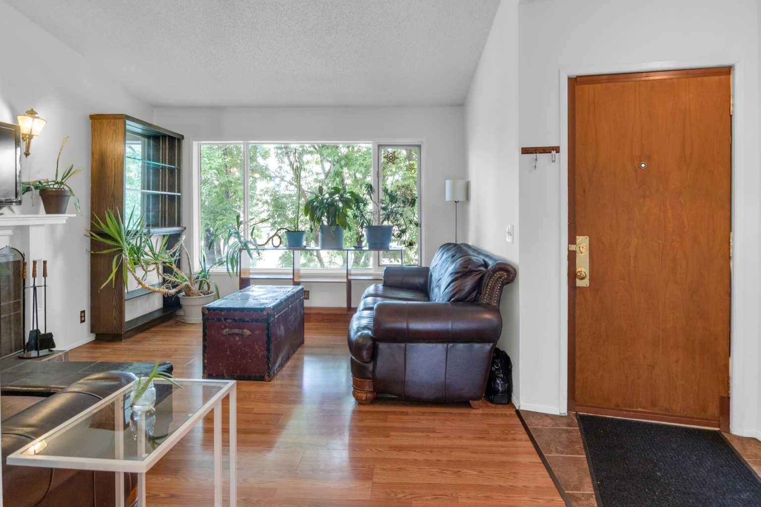 Calgary, AB T2T 4R9,2119 17A ST SW