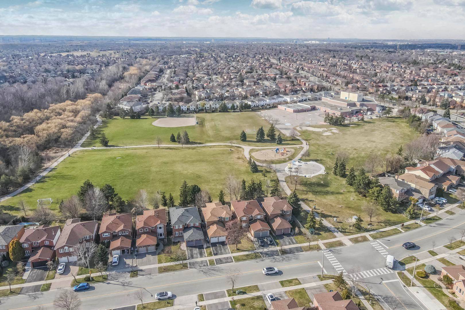 6045 Grossbeak DR, Mississauga, ON L5N 5W9