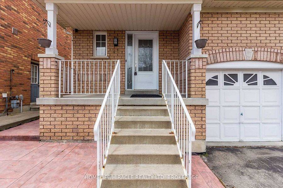 Brampton, ON L7A 2E3,22 Courtsfield CRES #Upper