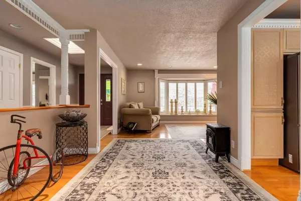 Calgary, AB T2J 2W2,783 Lake Twintree CRES Southeast