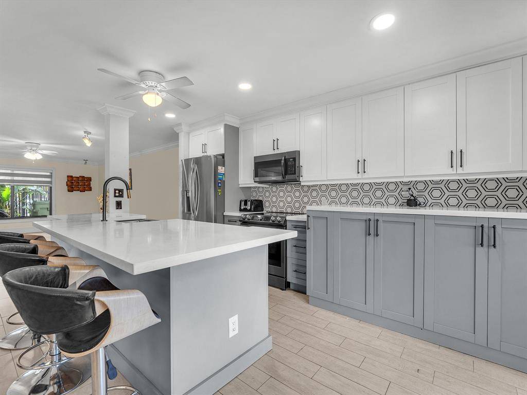1521 NW 113th Ter, Pembroke Pines, FL 33026