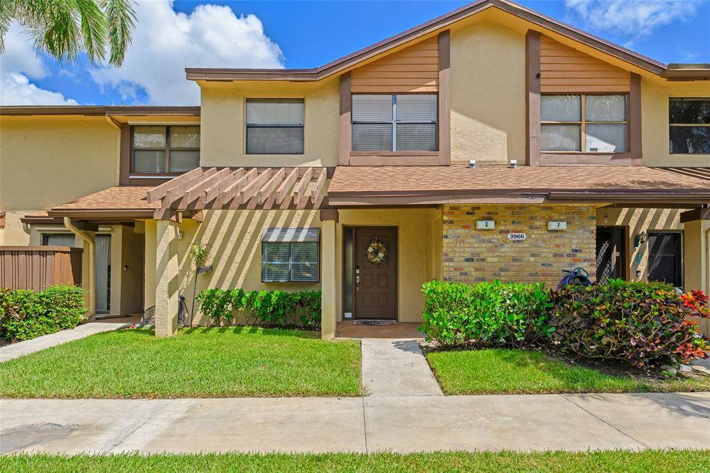 3966 E Cocoplum Cir #E, Pompano Beach, FL 33063