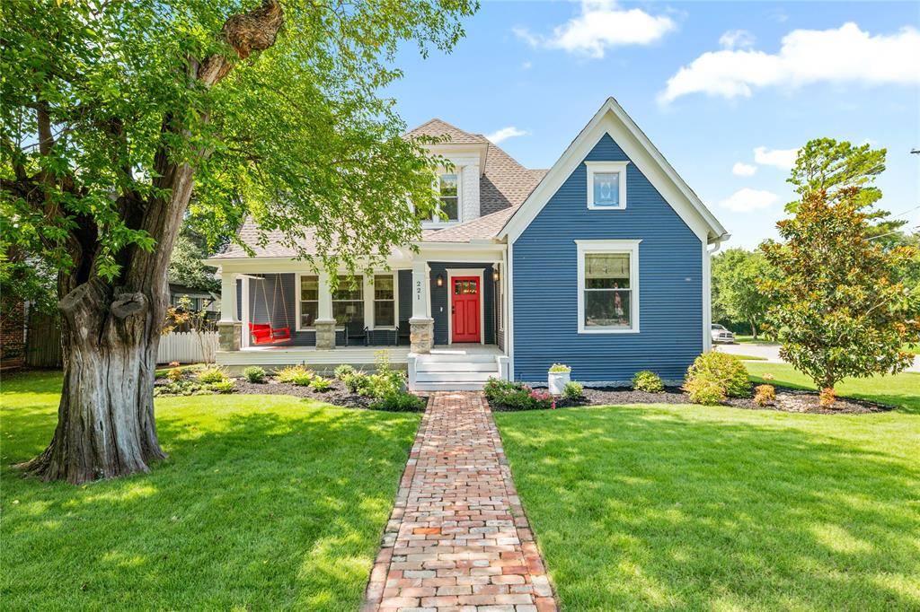 221 W College Street, Grapevine, TX 76051