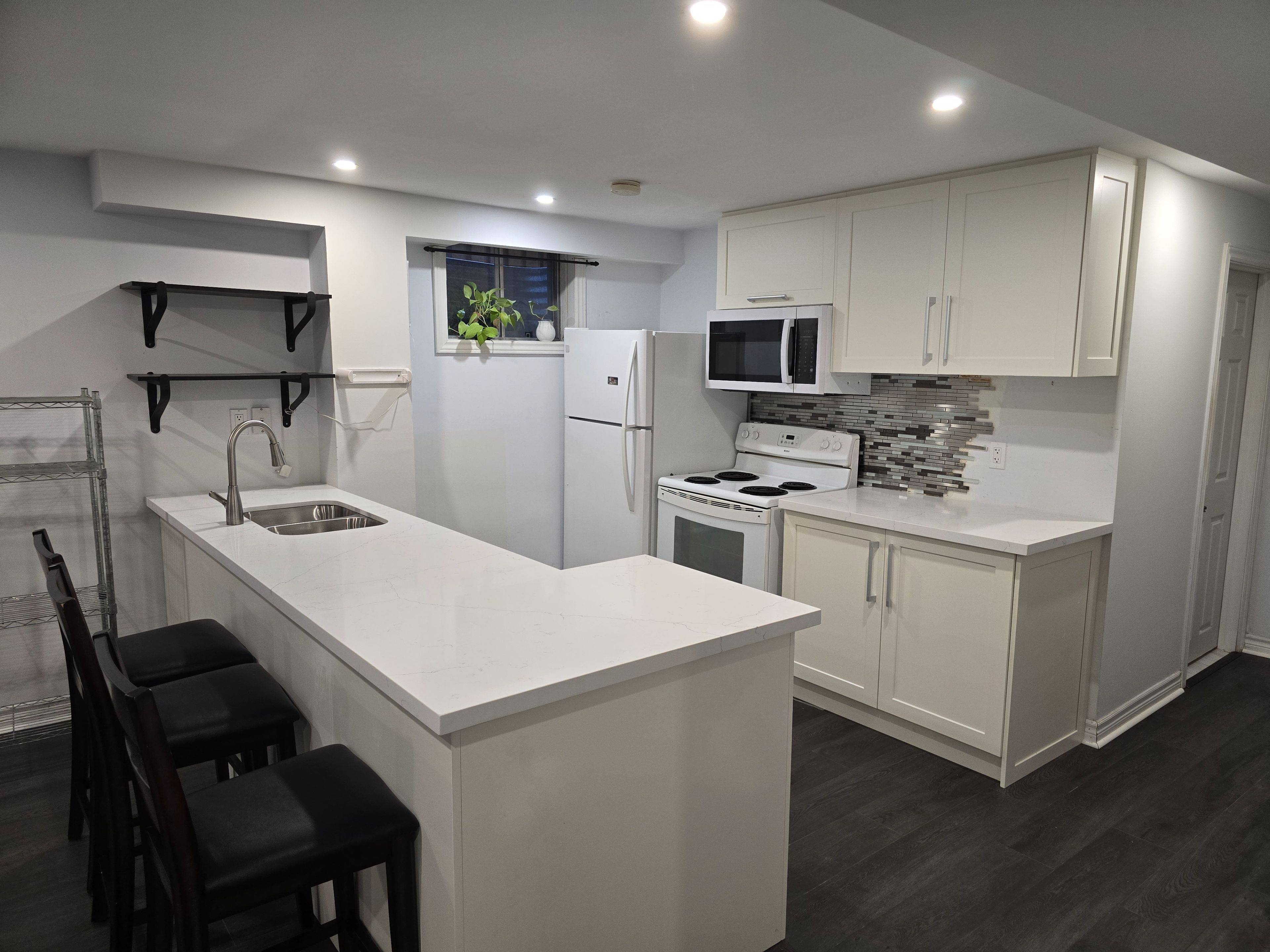 Richmond Hill, ON L4C 4L6,37 Oxford ST #B2