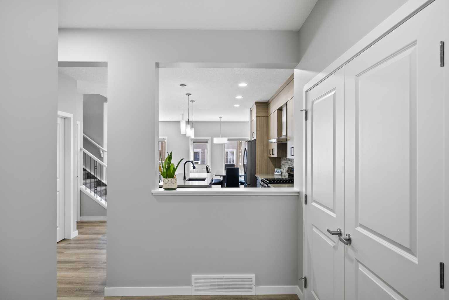 Calgary, AB T3M 3M6,146 Magnolia WAY Southeast