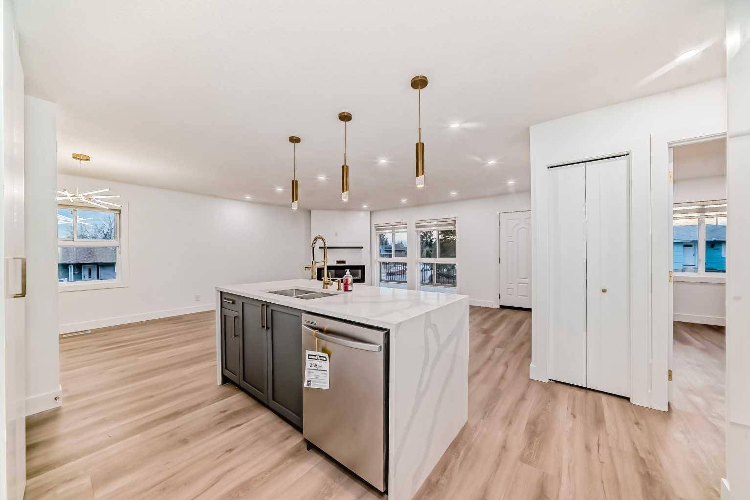 304 Huntbourne HL NE, Calgary, AB T2K 3Y4