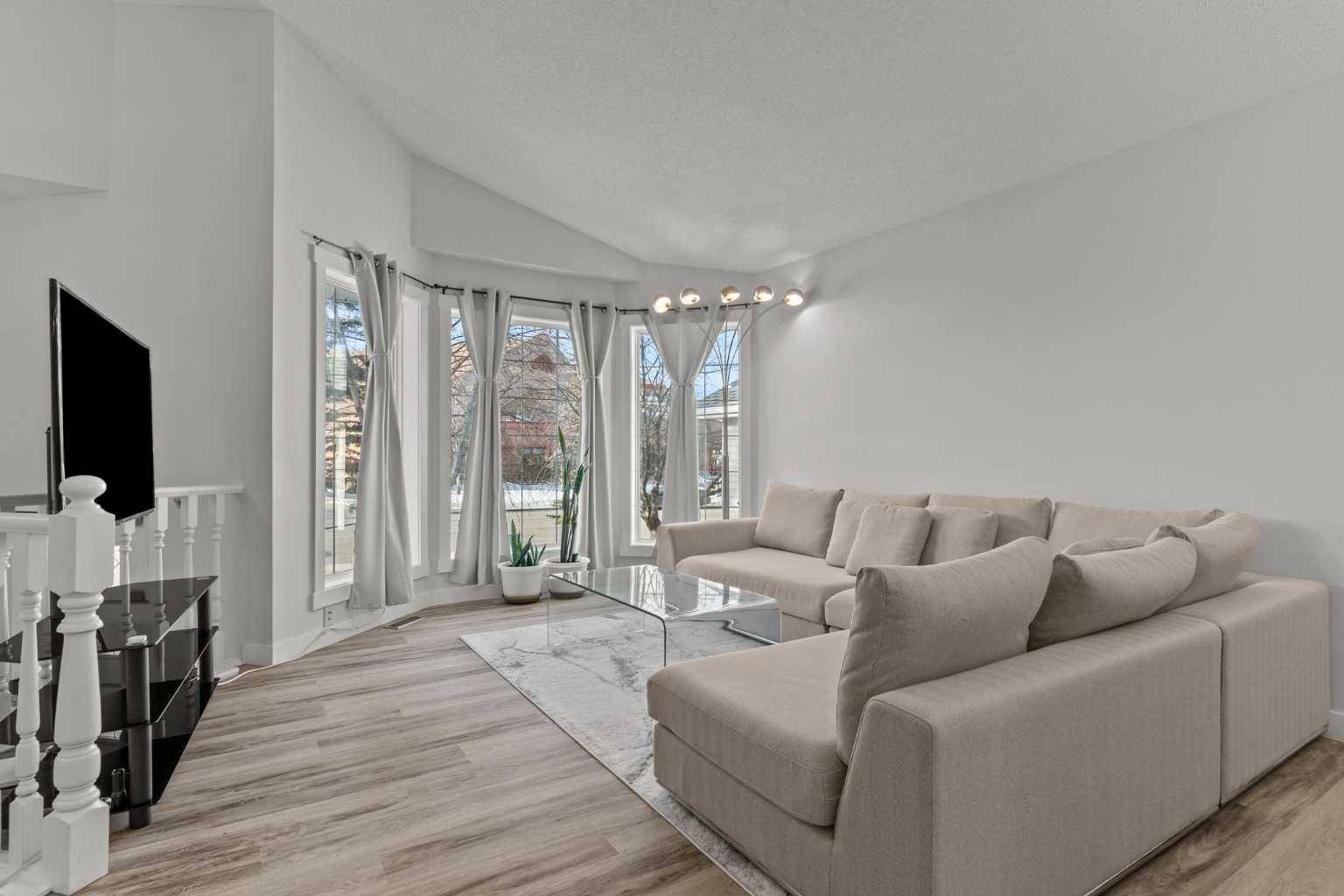 358 Hawkstone DR NW, Calgary, AB T3G 3T7