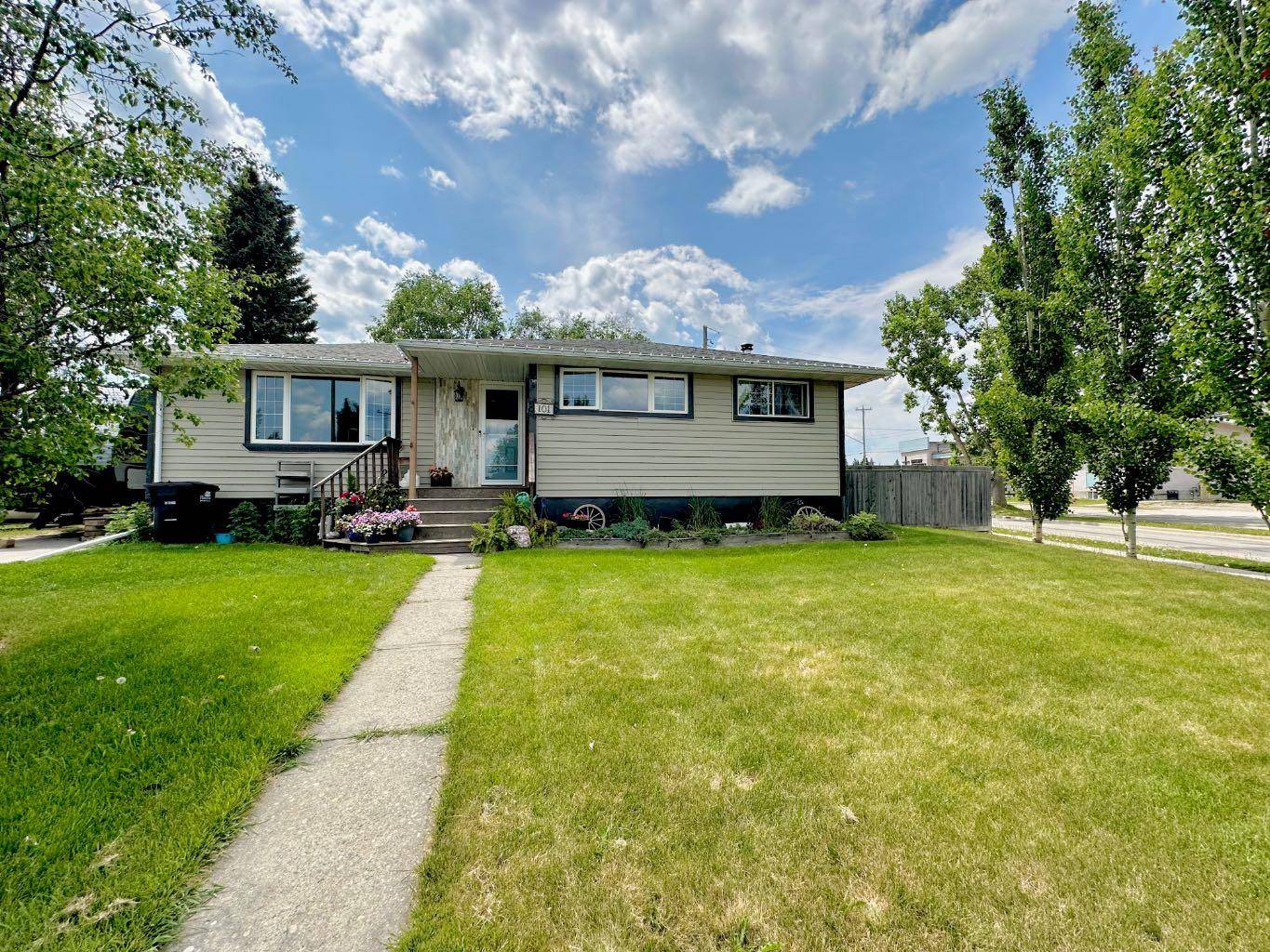 101 Poplar PL, Hinton, AB T7V 1E6