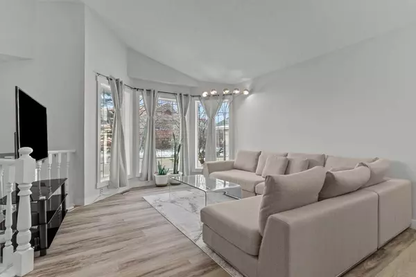 358 Hawkstone DR NW, Calgary, AB T3G 3T7