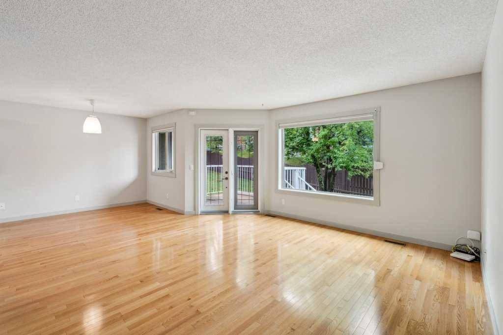 Calgary, AB T3H 2T3,208 Coach Side RD SW