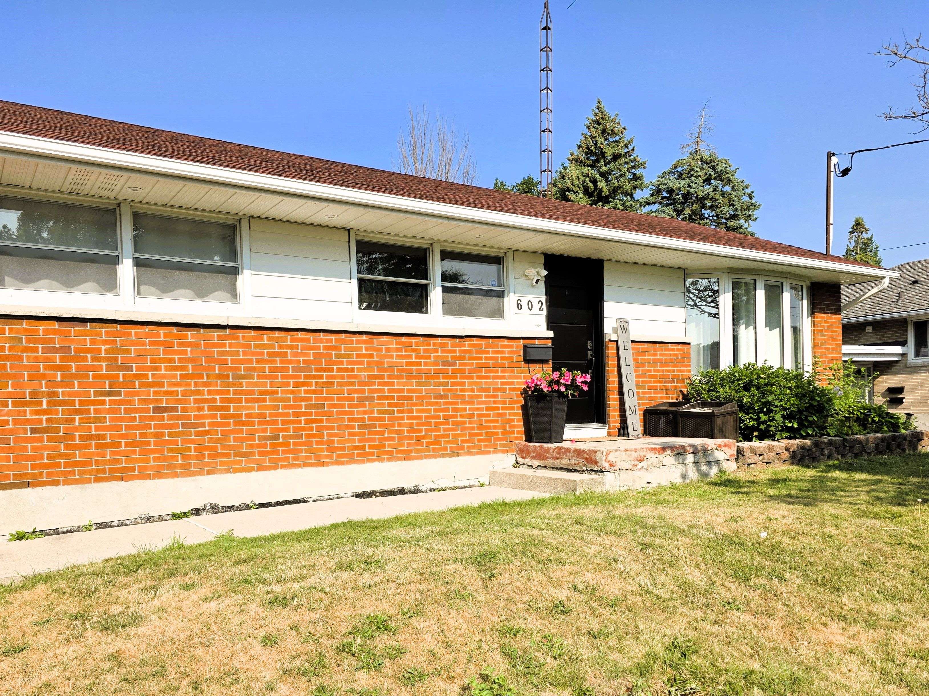 Oshawa, ON L1J 5L6,602 Finucane ST