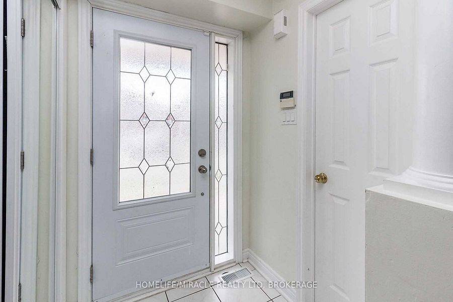 Brampton, ON L7A 2E3,22 Courtsfield CRES #Upper