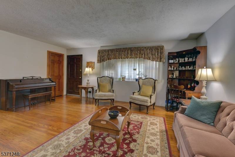 Holmdel Twp., NJ 07733,26 Old Manor Rd