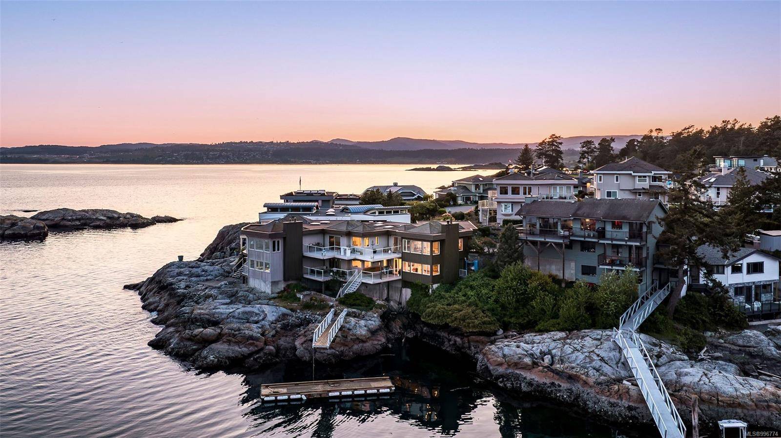 303 Plaskett Pl, Esquimalt, BC V9A 6G3