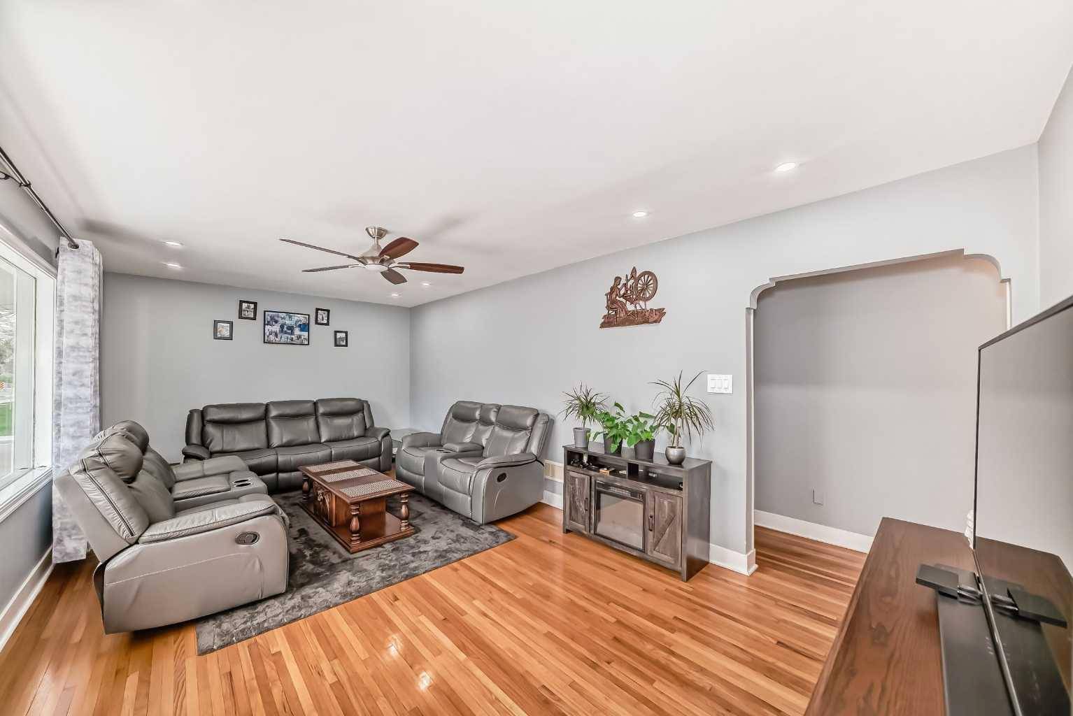 Calgary, AB T2M 1Z4,1903 24 AVE NW