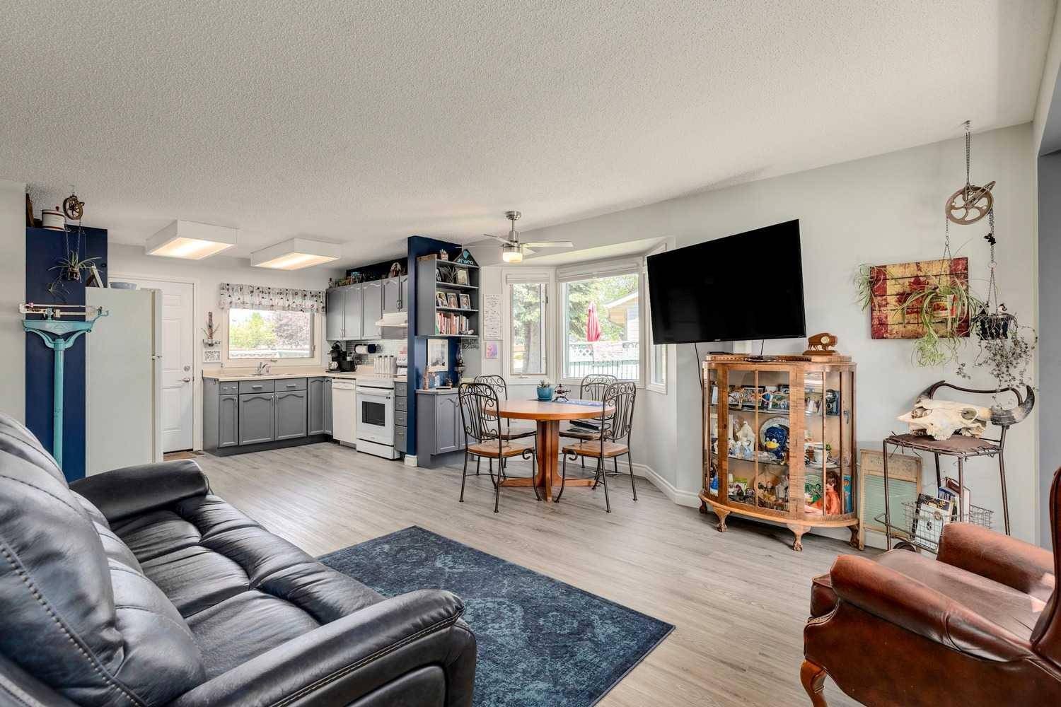 Calgary, AB T2B 3G9,2824 Dovely PARK Southeast