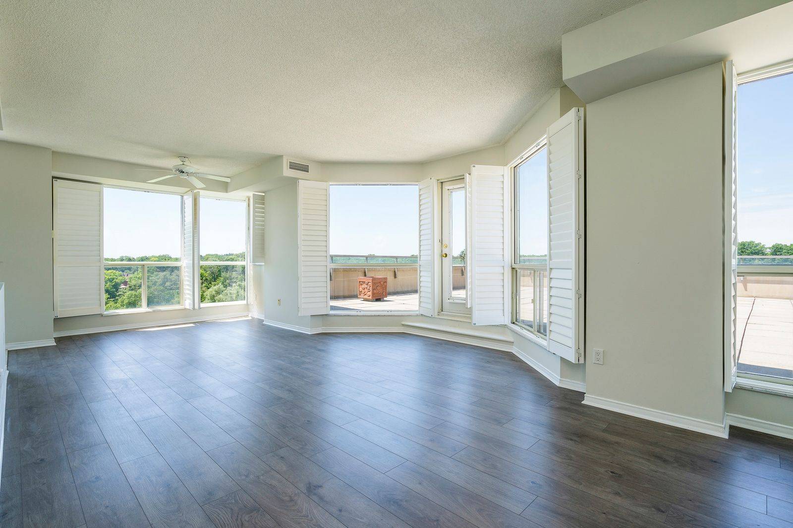 Oakville, ON L6L 6L9,2511 Lakeshore RD W #603