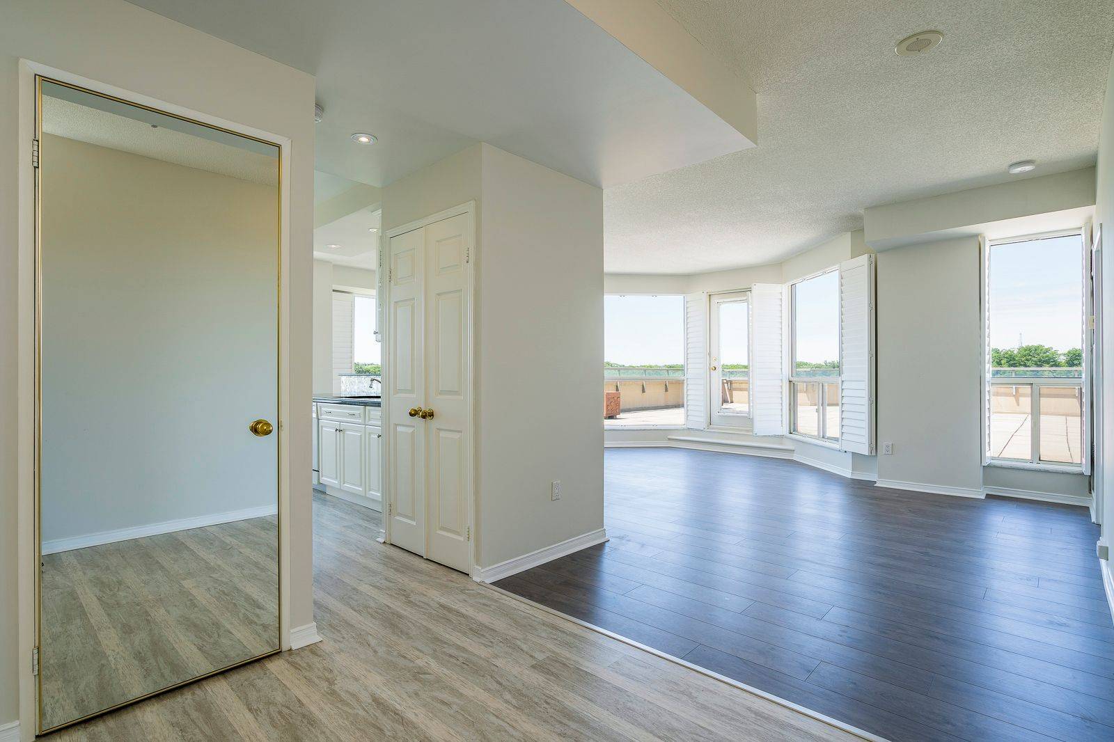 Oakville, ON L6L 6L9,2511 Lakeshore RD W #603
