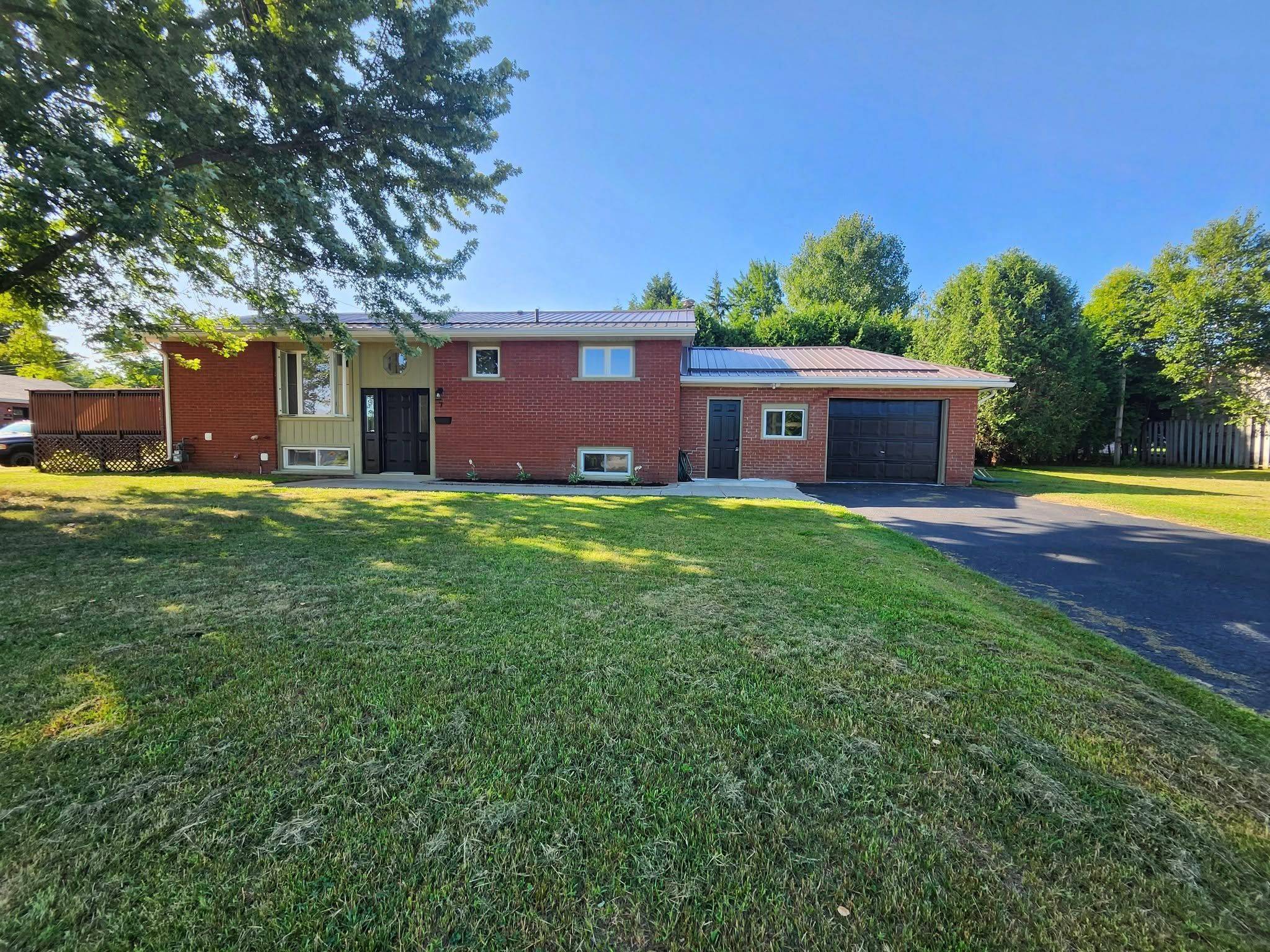 7 Herman ST, Petawawa, ON K8H 1V8