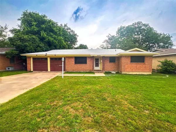 4929 Madella Street, Haltom City, TX 76117