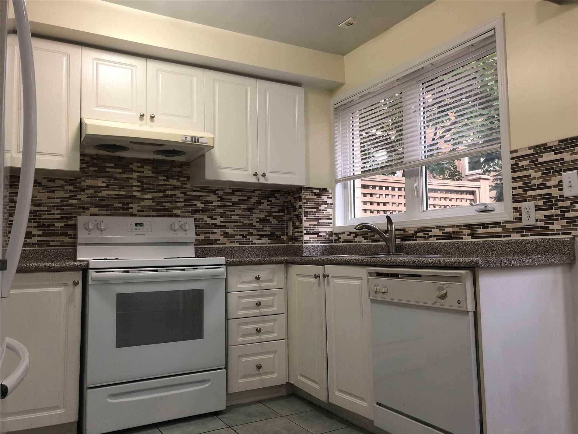 Toronto E11, ON M1B 5Z1,28 Rosebank DR #107