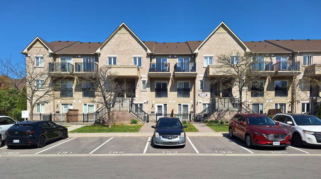 4975 Southampton DR #318, Mississauga, ON L5M 8E6