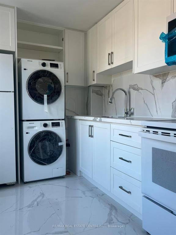 3280 danforth AVE #Apartment, Toronto E06, ON M1L 1C3