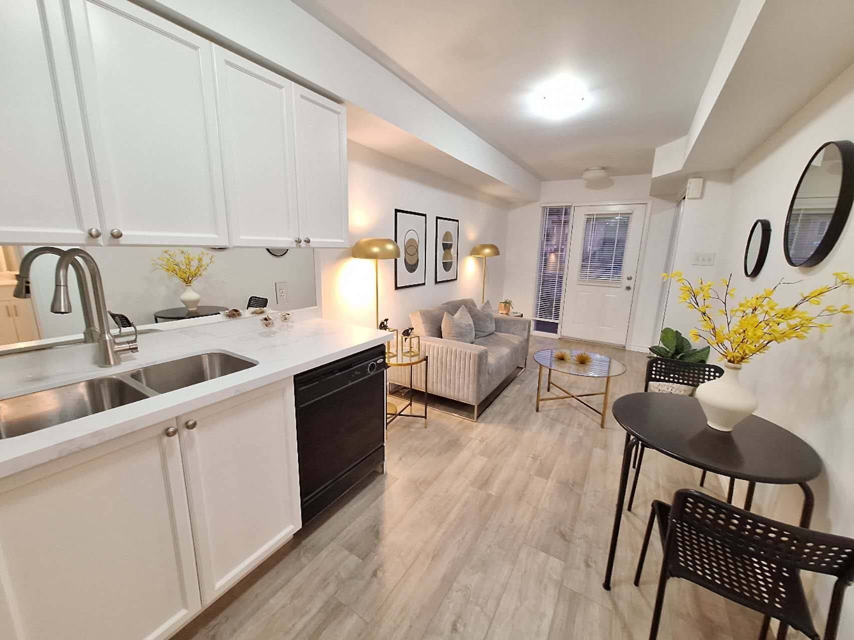 Mississauga, ON L5M 8E6,4975 Southampton DR #318