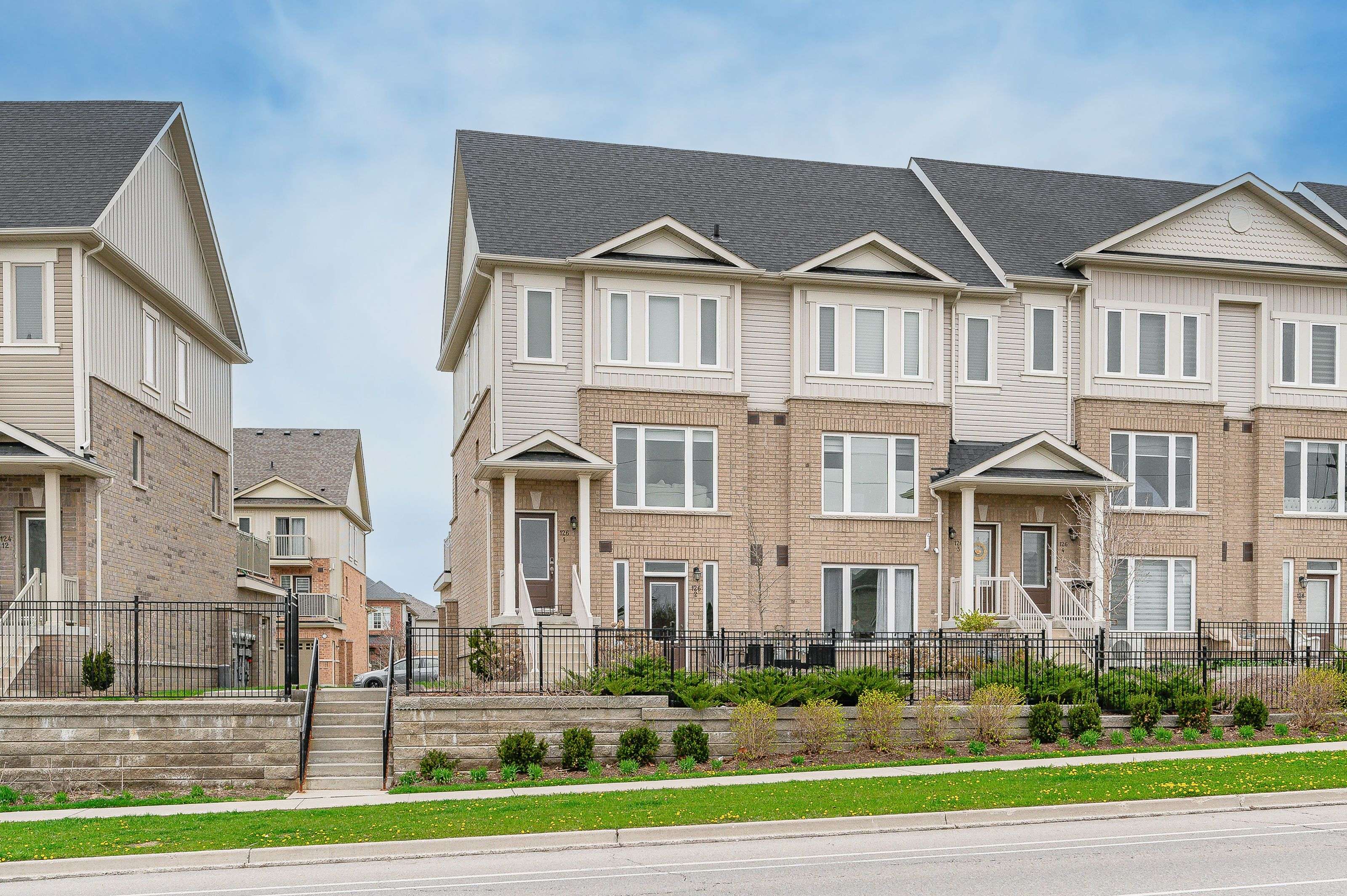 126 Watson Pkwy N #2, Guelph, ON N1E 0P6