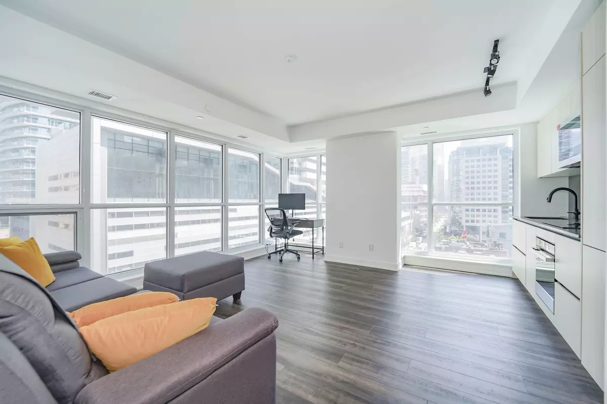Toronto C01, ON M5V 0W7,327 King ST W #807
