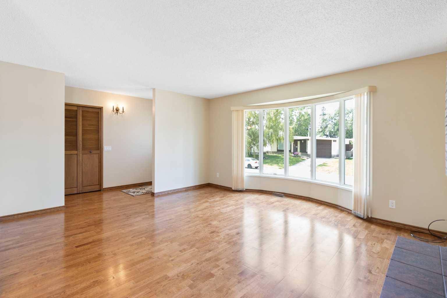 Calgary, AB T3A 1X6,5003 Vantage CRES NW