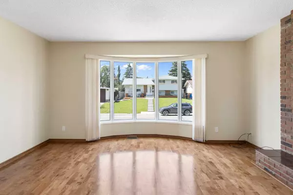 Calgary, AB T3A 1X6,5003 Vantage CRES NW