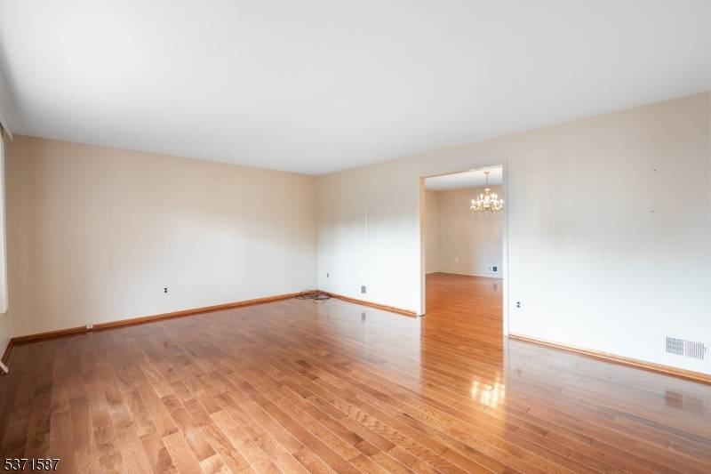Cranford Twp., NJ 07016,14 Windsor Pl