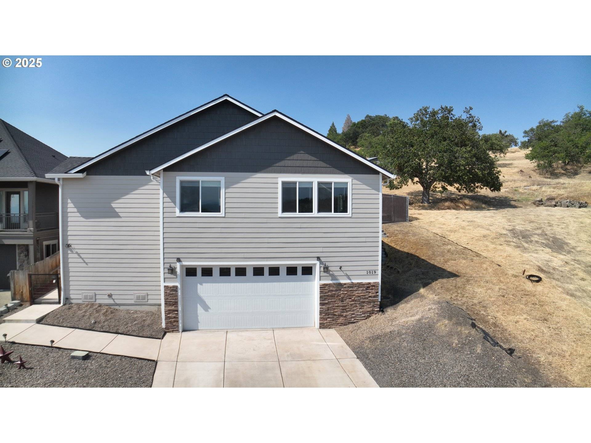 1019 AZURE WAY, Eagle Point, OR 97524