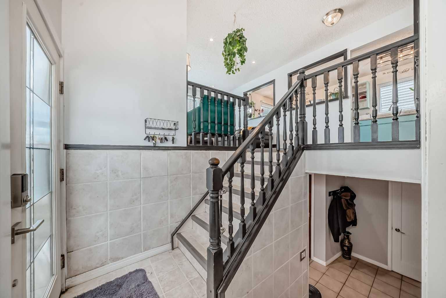 Calgary, AB T2Y 1H6,395 Shawcliffe CIR SW
