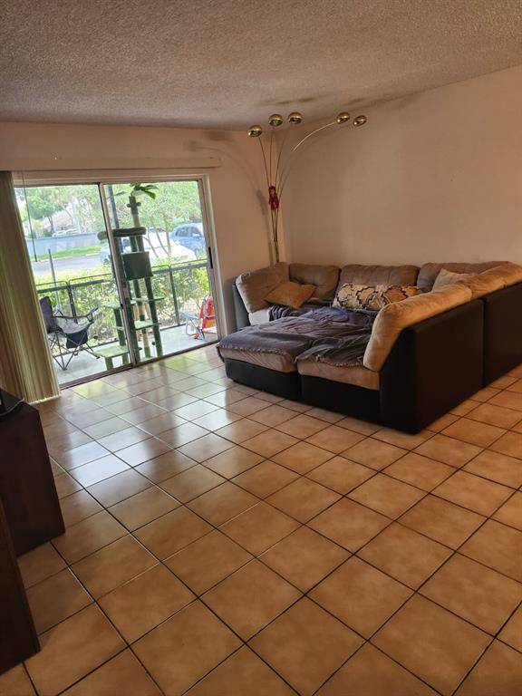 Oakland Park, FL 33309,2705 S Oakland Forest Dr #102