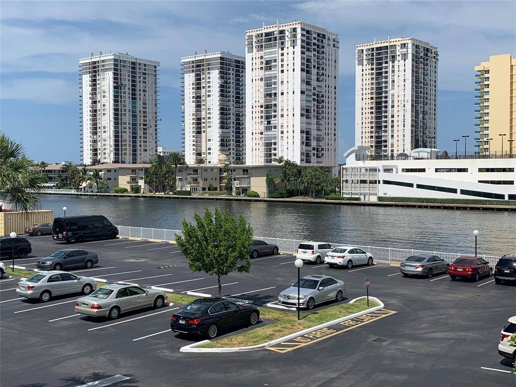1000 NE Parkview Dr #319, Hallandale Beach, FL 33009