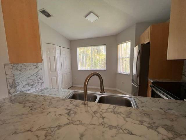 Pembroke Pines, FL 33024,7850 NW 6th St #206