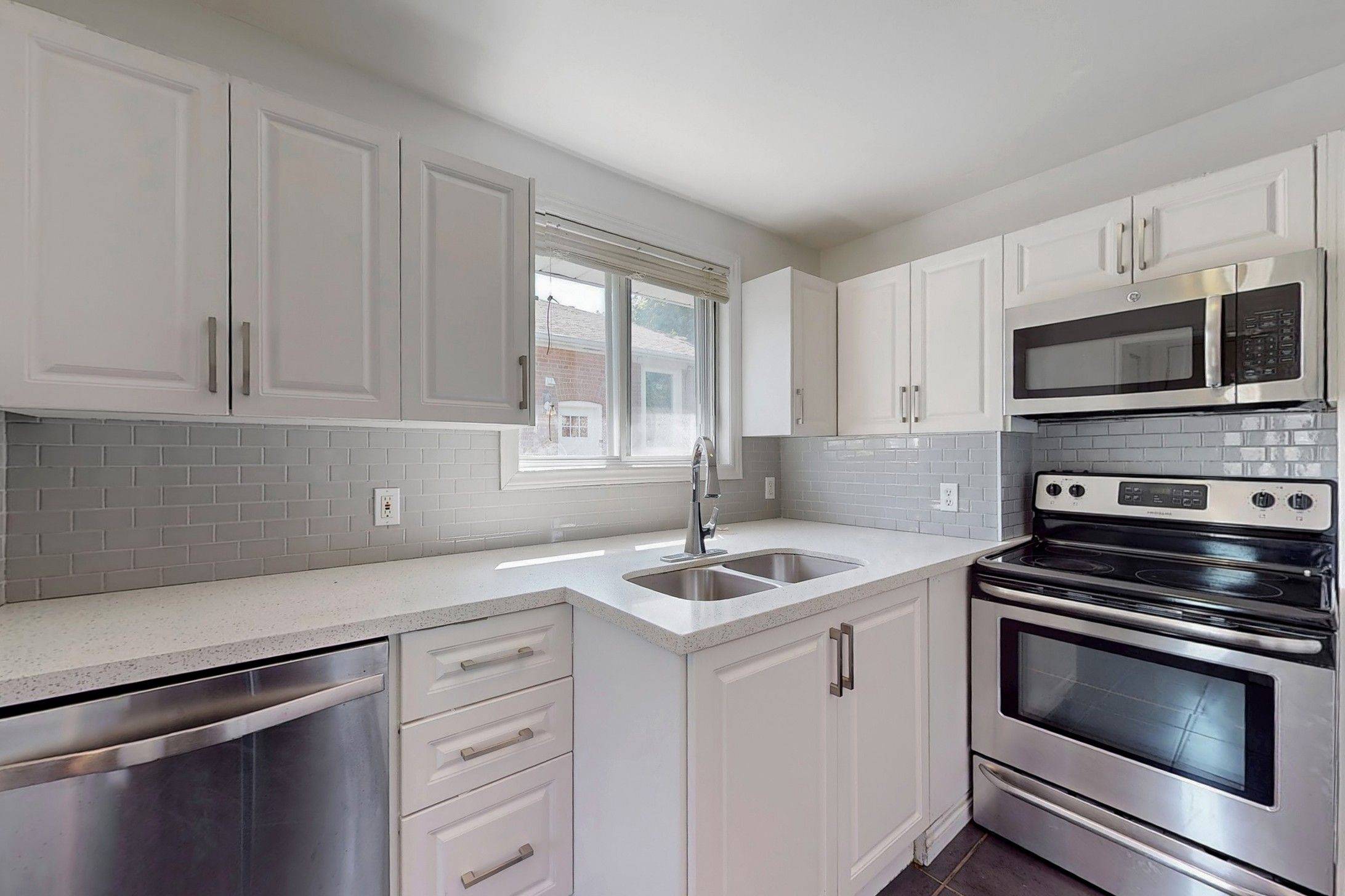 Newmarket, ON L3Y 2W3,132 Septonne AVE N