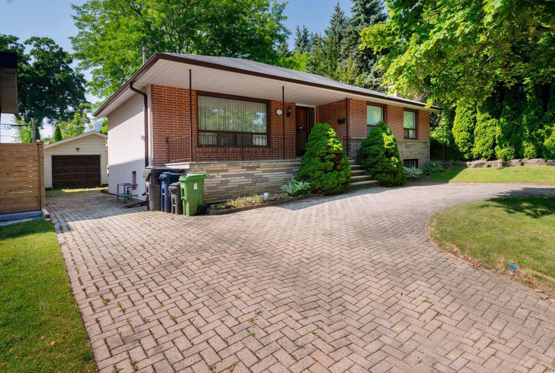 11 Drury LN, Toronto W09, ON M9P 1P8