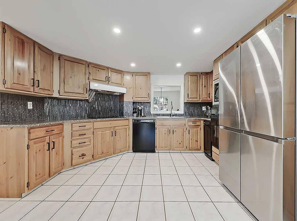 Calgary, AB T3H 1M3,448 Strathcona DR Southwest #4