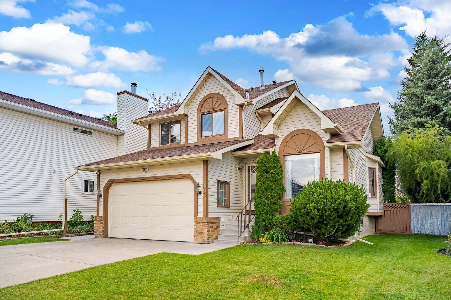 192 Sandpiper CIR Northwest, Calgary, AB T3K 3T8